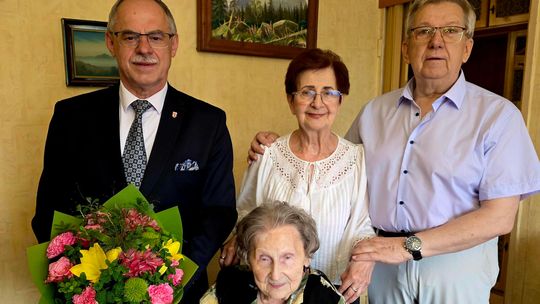 🎉 100. urodziny mieszkanki Suwałk. Prezydent odwiedził panią Czesławę Krzeptowską