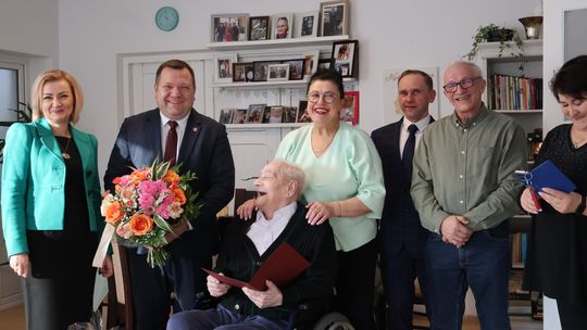 🎉 101. urodziny Pana Stanisława Basałaja – wyjątkowy jubileusz w Suchej Wsi! 🎉 🎉 101. urodziny Pana Stanisława Basałaja – wyjątkowy jubileusz w Suchej Wsi! 🎉