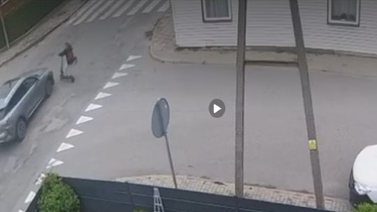 13-latka na hulajnodze zderzyła się z samochodem. Wszystko nagrał monitoring