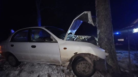 🚨 18-latek pijany i bez uprawnień rozbija auto w Starych Juchach! 🚨 18-latek pijany i bez uprawnień rozbija auto w Starych Juchach!