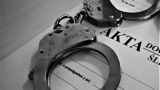 42-latek z Suwałk przywłaszczył plecak i próbował zapłacić cudzą kartą za alkohol. Zatrzymali go policjanci