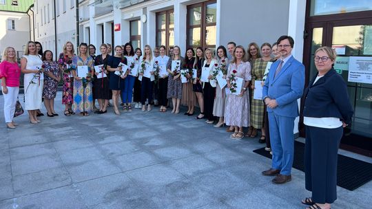 45 nauczycieli z Suwałk z awansem zawodowym. Otrzymali akty nadania stopnia nauczyciela mianowanego
