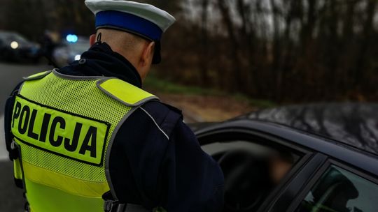 77-latek jechał po zmroku bez świateł. Tłumaczył, że „nalewka była na zdrowie” 🚔🍷 77-latek jechał po zmroku bez świateł. Tłumaczył, że „nalewka była na zdrowie” 🚔🍷