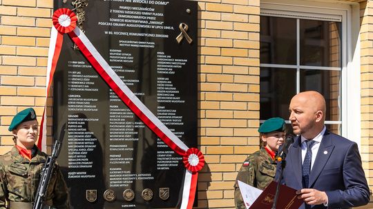 🕯️ 81 nazwisk, jedna pamięć. W Płaskiej odsłonięto tablicę ofiar Obławy Augustowskiej