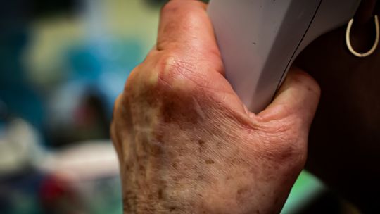 90 tysięcy złotych straciła seniorka. Uwierzyła, że wnuczka spowodowała wypadek