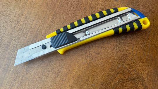 🔪 Agresywny 24-latek groził przechodniom nożem – obezwładniony przez policję 🔪 Agresywny 24-latek groził przechodniom nożem – obezwładniony przez policję