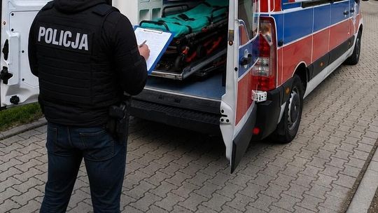 Agresywny 34-latek zaatakował ratowników medycznych. Zdemolował karetkę i usłyszał zarzuty