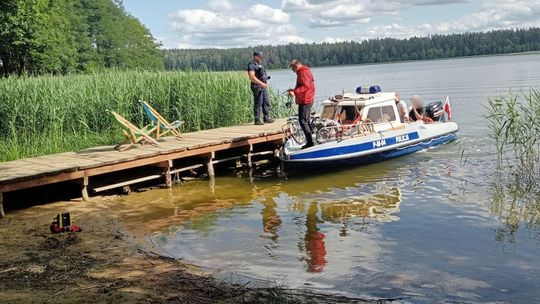 🚨 Akcja ratunkowa nad Czarną Hańczą! 15-latek utknął w bagnach, ruszyli policjanci i łódka