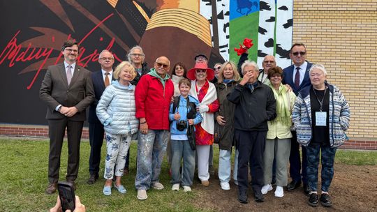 Andrzej Wajda na muralu w Suwałkach. Wyjątkowe odsłonięcie podczas festiwalu „Wajda na Nowo”