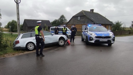 🚔 Audi w rowie – obok dwóch kompletnie pijanych mężczyzn. Policja wyjaśnia, kto prowadził 🚔 Audi w rowie – obok dwóch kompletnie pijanych mężczyzn. Policja wyjaśnia, kto prowadził