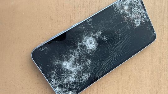 💥 Awantura rodzinna zakończona interwencją policji – zniszczył siostrze telefon wart 1500 zł!