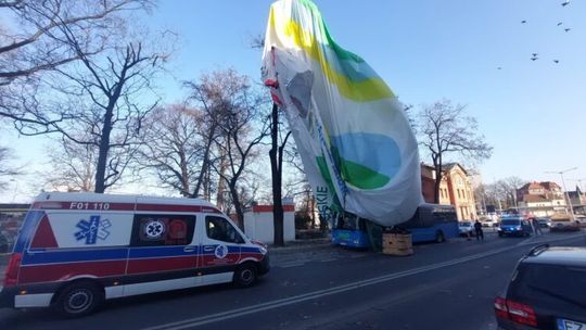 Balon pasażerski zahaczył o budynek. Jedna osoba wypadła z kosza