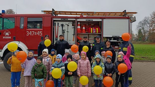 Bezpieczeństwo zaczyna się w przedszkolu. Strażacy przeszkolili kilkaset dzieci z Suwalszczyzny 🚒👧👦