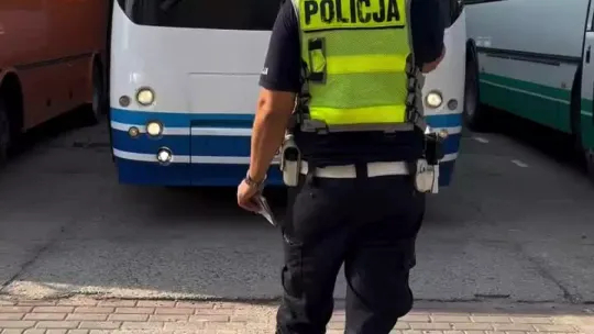 Bezpieczna droga do szkoły. Policjanci w Sejnach kontrolują autobusy i busy