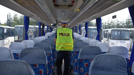 🚸 Bezpieczna droga do szkoły w Augustowie – policjanci kontrolują autobusy i okolice placówek