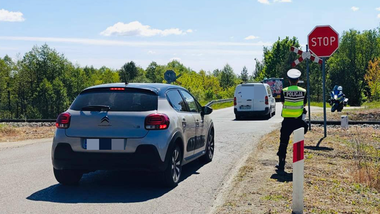 🚨 „Bezpieczny Przejazd” w Suwałkach – policja sprawdzała kierowców na przejazdach kolejowych