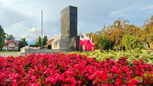 Biało-czerwone flagi w Suwałkach. Miasto upamiętnia rocznicę wybuchu II wojny światowej