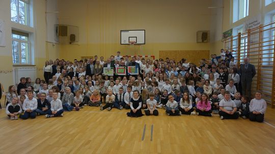 🏟️ „Boisko marzeń” coraz bliżej! Szkoła w Słobódce otrzymała promesę na budowę nowego obiektu sportowego 🏟️ „Boisko marzeń” coraz bliżej! Szkoła w Słobódce otrzymała promesę na budowę nowego obiektu sportowego