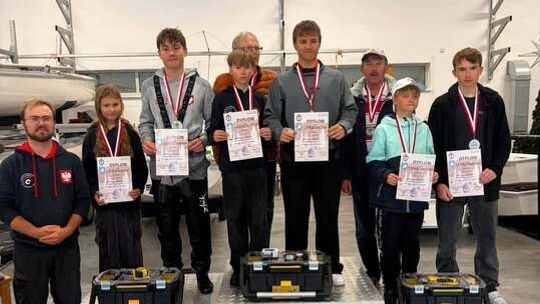 Brązowy medal dla młodych żeglarzy z Suwałk! Antoni Kordaszewski i Mikołaj Turczyński na podium Mistrzostw Polski