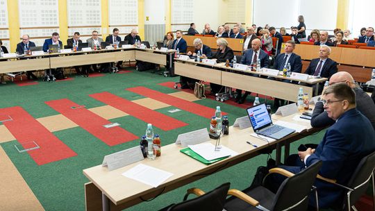 Budżet, inwestycje i bezpieczeństwo. Ważne decyzje podczas sesji sejmiku województwa