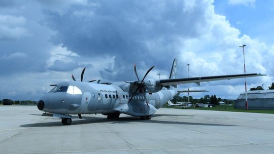 CASA C-295M nad Suwałkami. Na miejskim lotnisku trwają szkolenia spadochronowe Wojska Polskiego