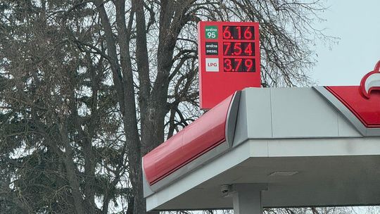 Ceny paliw w dół! Kierowcy mogą liczyć na tańsze stacje 🚗⛽