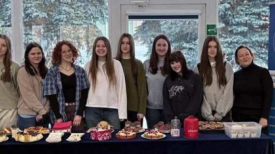Charytatywny kiermasz słodkości w III LO Charytatywny kiermasz słodkości w III LO