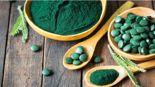 Chlorella w tabletkach czy w proszku? Która forma sprawdzi się lepiej?