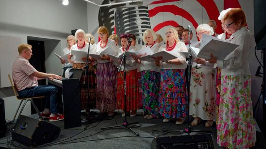 🎶 Chór Seniora Canto zachwycił publiczność. Muzyczne popołudnie pełne wzruszeń i letniej energii
