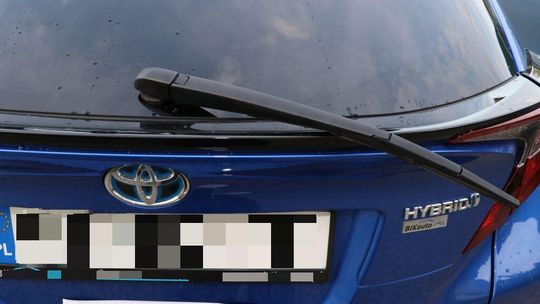 🚨 Chuligański wybryk 28-latka w Suwałkach – uszkodzone dwa samochody