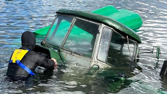 🚜 Ciągnik w jeziorze! Akcja ratownicza strażaków z Suwałk