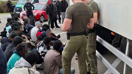 Ciężarówka pełna migrantów zatrzymana na A2. 34 osoby ukryte za specjalną ścianą