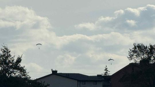 🪂 Ćwiczenia spadochronowe na suwalskim lotnisku 🪂 Ćwiczenia spadochronowe na suwalskim lotnisku