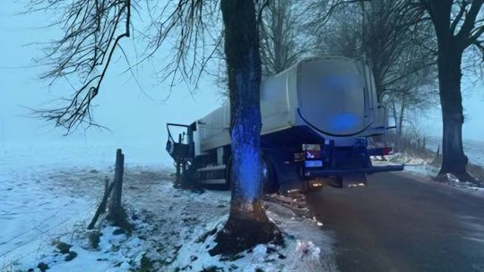 Cysterna wypadła z drogi między Konopkami Wielkimi a Małymi. Kierowca trafił do szpitala Cysterna wypadła z drogi między Konopkami Wielkimi a Małymi. Kierowca trafił do szpitala