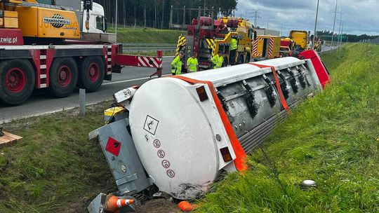 Cysterna z olejem napędowym wjechała do rowu na S61. Interweniowały służby