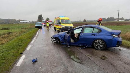 Dachowanie samochodu w Pieckach. Dwie osoby trafiły do szpitala