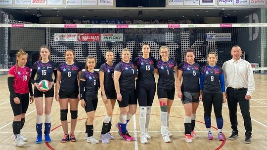 Debiut siatkarek SALOS Suwałki w III Lidze Kobiet – emocjonujący mecz na Arenie Suwałki Debiut siatkarek SALOS Suwałki w III Lidze Kobiet – emocjonujący mecz na Arenie Suwałki