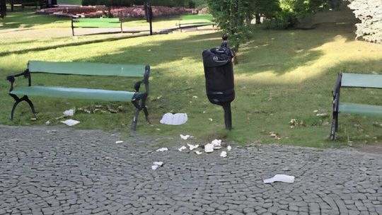 Dlaczego śmieci trafiają obok kosza? Suwalczanie zwracają uwagę na problem