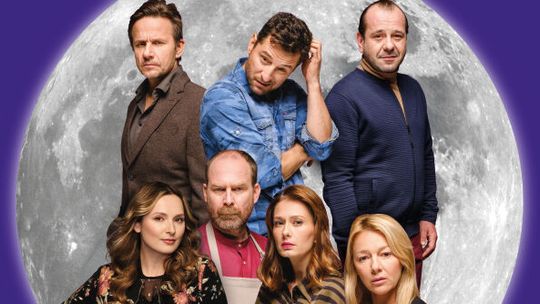 🎭 „Dobrze się kłamie” – kinowy hit na deskach suwalskiego teatru! 📱