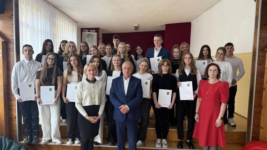 Docenili ich za naukę i zaangażowanie. Uczniowie z Dowspudy ze stypendiami od starosty