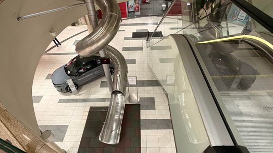 Dramat w Suwałkach: 8-latka spadła z ruchomych schodów w centrum handlowym