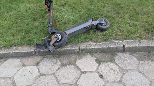 🛴 DWÓCH NASTOLATKÓW NA JEDNEJ HULAJNODZE – SKOŃCZYŁO SIĘ W SZPITALU