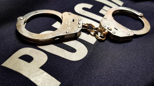 Dwukrotnie zniszczył zaparkowany samochód w Suwałkach. Policja ustaliła sprawcę