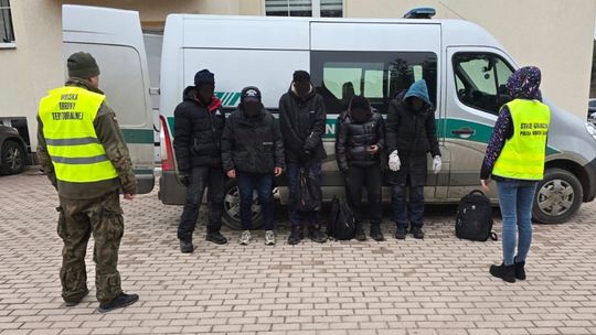 Dwunastu cudzoziemców zatrzymanych po nielegalnym przekroczeniu granicy polsko-litewskiej 🚔 Dwunastu cudzoziemców zatrzymanych po nielegalnym przekroczeniu granicy polsko-litewskiej 🚔