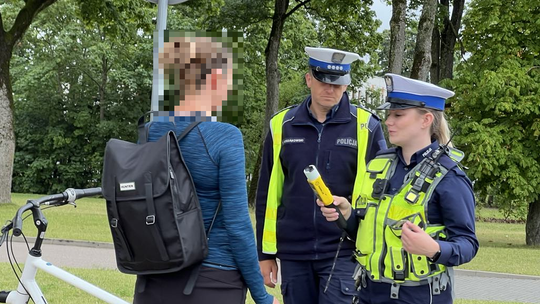 🚴‍♂️ Działania „Bezpieczny jednoślad” – policjanci z Suwałk skontrolowali ponad 60 kierowców 🚓