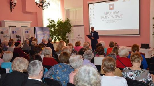 Dzień Kobiet w Uniwersytecie Trzeciego Wieku w Suwałkach. Spotkanie pełne muzyki i historii 🌷