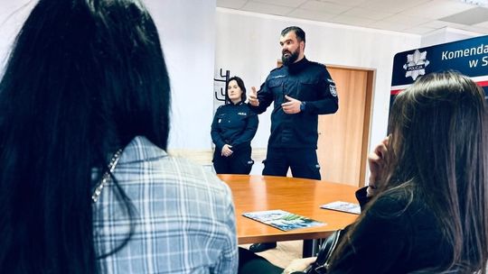 Dzień otwarty w suwalskiej komendzie. Studenci poznali pracę policjantów od środka
