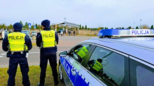 🕯️ Dzień Zaduszny – policjanci czuwają nad bezpieczeństwem mieszkańców Suwałk