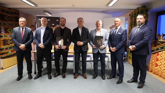 Podlaskie wspiera sport. Dotacje dla klubów z Sejn i Raczek podpisane