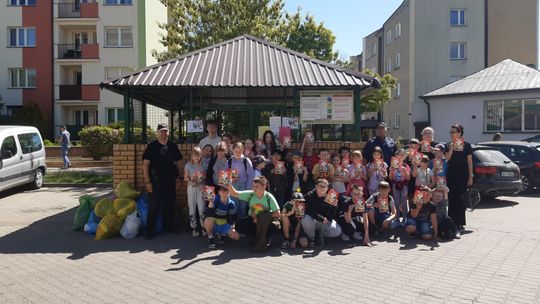 ♻️ „Edukacja przy wiacie” – uczniowie uczą mieszkańców, jak segregować odpady